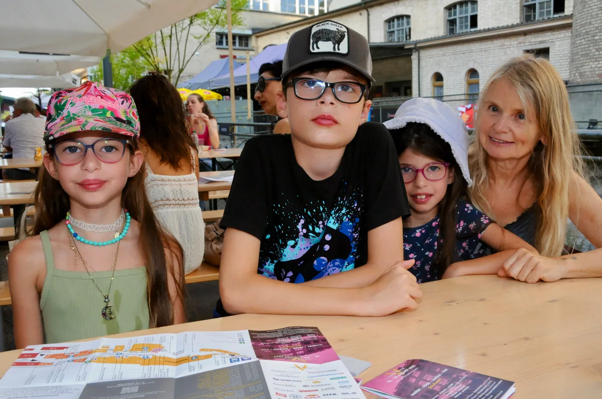 Man sieht eine Grossmutter mit ihren Enkelkindern.